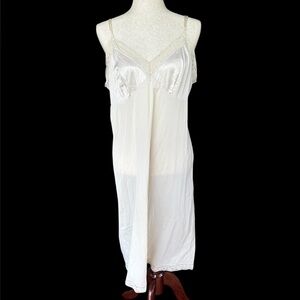 Vintage Ivory Lace Satin Bust Full Slip Nylon Blend Lingerie  Size M 1970s–1980s